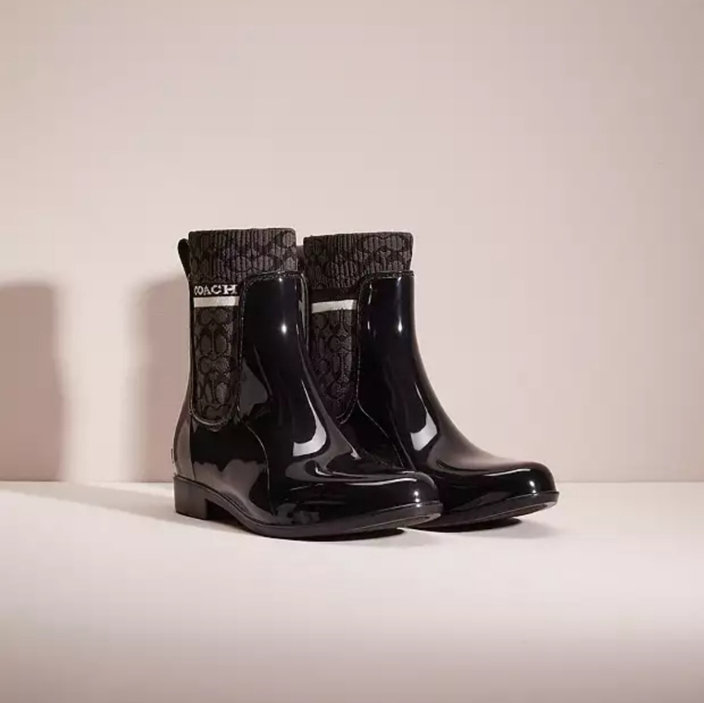 Coach rainboots run small - Picture 6 of 7
